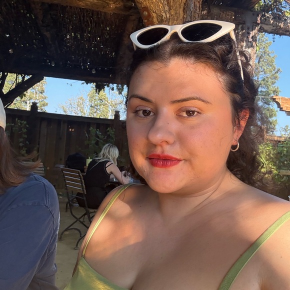 Meet your Posher, Emily - Picture 2 of 4